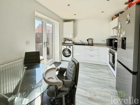 2 bedroom Semi-detached house for sale in Trentvale Avenue, Gainsborough, DN21