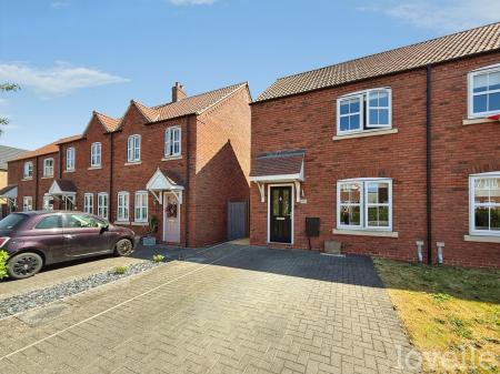 2 bedroom Semi-detached house for sale in Trentvale Avenue, Gainsborough, DN21