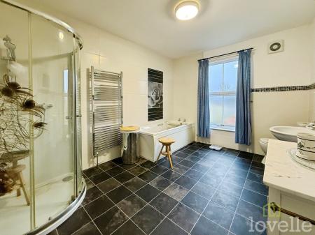 4 bedroom Detached house for sale in Newbigg, Westwoodside, DN9