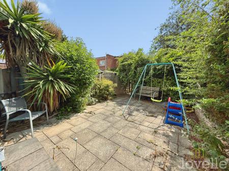 4 bedroom Terraced House for sale in Melrose Road, Gainsborough, DN21