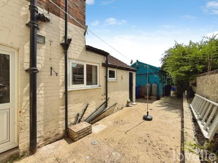 4 bedroom Terraced House for sale in Melrose Road, Gainsborough, DN21