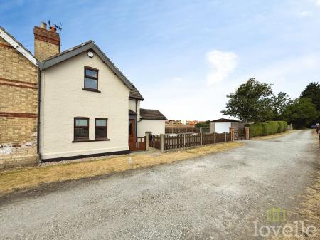 2 bedroom Semi-detached house for sale in Station Road, Beckingham, DN10