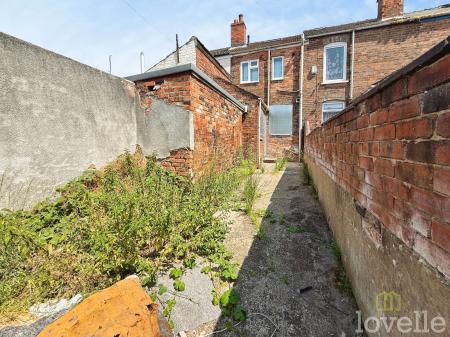 2 bedroom Terraced House for sale in Dickenson Terrace, Gainsborough, DN21
