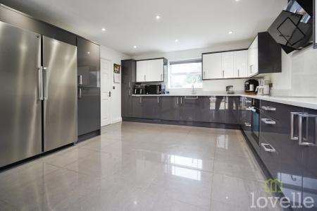 4 bedroom Detached house for sale in Salisbury Close, Morton, DN21
