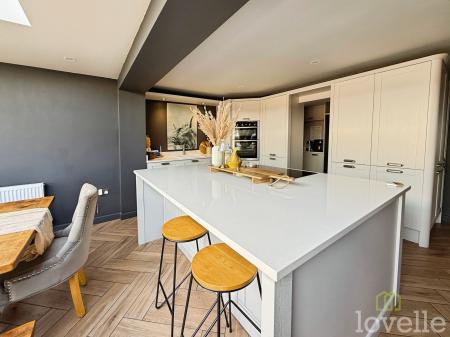 4 bedroom Detached house for sale in Sunningdale Way, Gainsborough, DN21