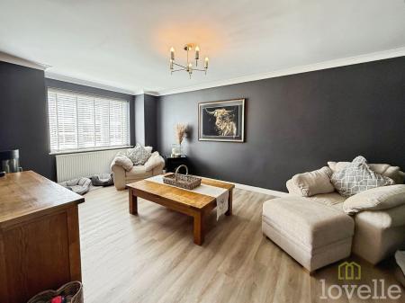 4 bedroom Detached house for sale in Sunningdale Way, Gainsborough, DN21