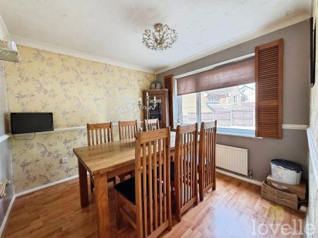 4 bedroom Detached house for sale in Old Showfields, Gainsborough, DN21