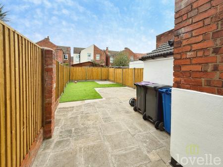 2 bedroom Semi-detached house for sale in Ropery Road, Gainsborough, DN21