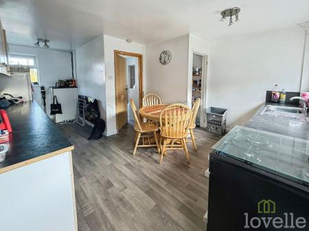 4 bedroom Terraced House for sale in Theaker Avenue, Gainsborough, DN21