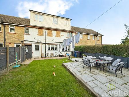4 bedroom Terraced House for sale in Theaker Avenue, Gainsborough, DN21