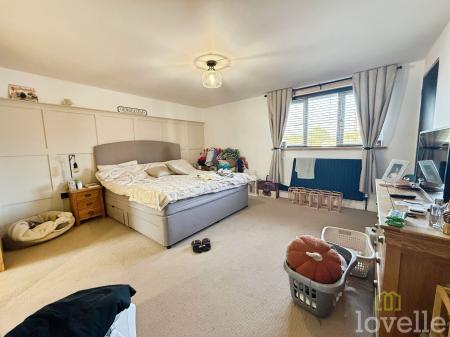 4 bedroom Terraced House for sale in Theaker Avenue, Gainsborough, DN21
