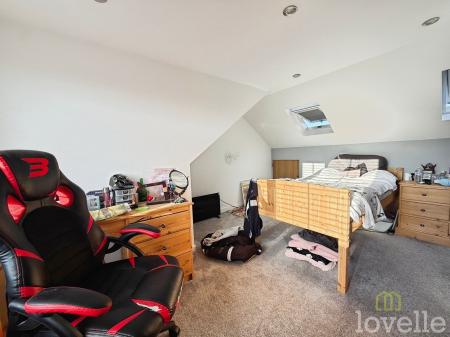 4 bedroom Terraced House for sale in Theaker Avenue, Gainsborough, DN21