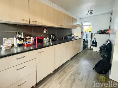 4 bedroom Terraced House for sale in Theaker Avenue, Gainsborough, DN21