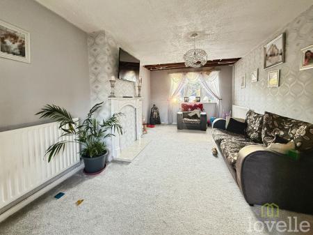 4 bedroom Terraced House for sale in Theaker Avenue, Gainsborough, DN21