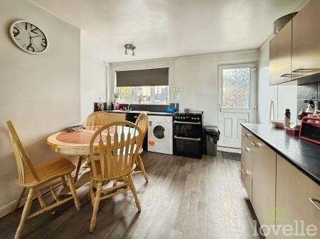 4 bedroom Terraced House for sale in Theaker Avenue, Gainsborough, DN21