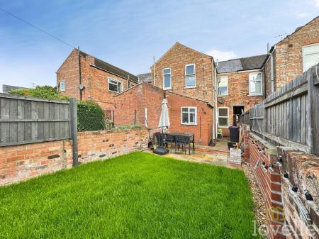 3 bedroom Terraced House for sale in Charles Street, Gainsborough, DN21