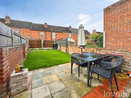 3 bedroom Terraced House for sale in Charles Street, Gainsborough, DN21