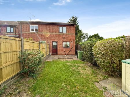 2 bedroom Semi-detached house for sale in Henley Court, Gainsborough, DN21