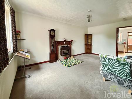 2 bedroom Semi-detached house for sale in Elizabeth Close, Gainsborough, DN21