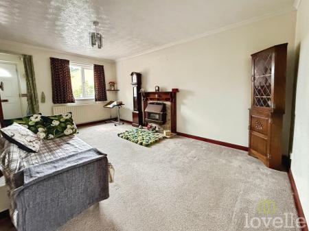 2 bedroom Semi-detached house for sale in Elizabeth Close, Gainsborough, DN21