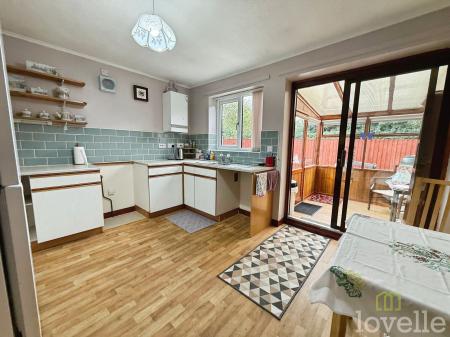 2 bedroom Semi-detached house for sale in Elizabeth Close, Gainsborough, DN21