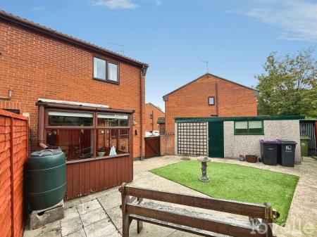 2 bedroom Semi-detached house for sale in Elizabeth Close, Gainsborough, DN21
