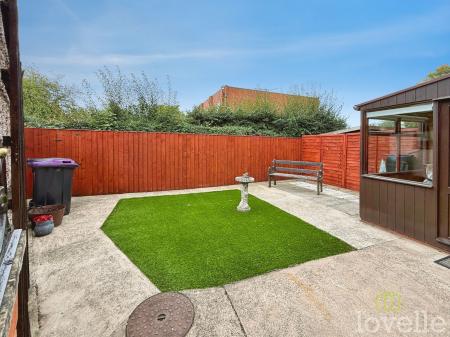 2 bedroom Semi-detached house for sale in Elizabeth Close, Gainsborough, DN21