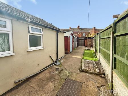 3 bedroom Terraced House for sale in Drake Street, Gainsborough, DN21