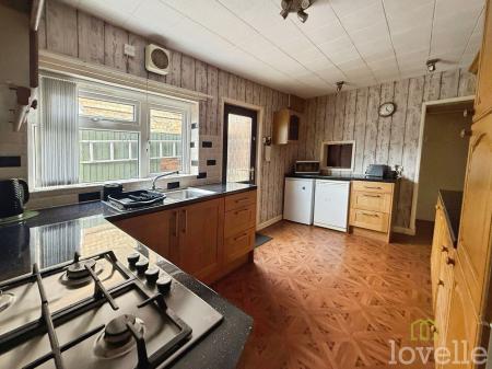 3 bedroom Terraced House for sale in Drake Street, Gainsborough, DN21