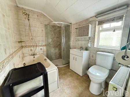 3 bedroom Terraced House for sale in Drake Street, Gainsborough, DN21