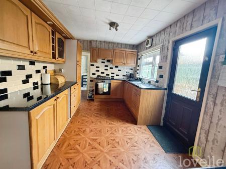 3 bedroom Terraced House for sale in Drake Street, Gainsborough, DN21