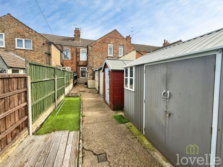 3 bedroom Terraced House for sale in Drake Street, Gainsborough, DN21