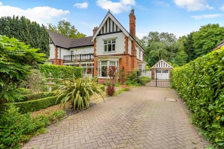 Fords Avenue, Healing, DN41