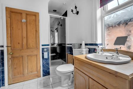 5 bedroom Semi-detached house for sale in Fords Avenue, Healing, DN41