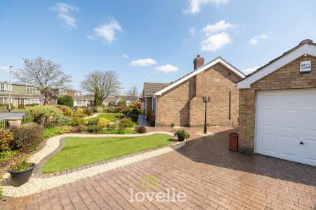 2 bedroom Detached bungalow for sale in Grainsby Avenue, Holton-le-Clay, DN36