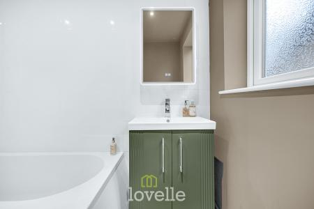 2 bedroom Detached bungalow for sale in Grainsby Avenue, Holton-le-Clay, DN36