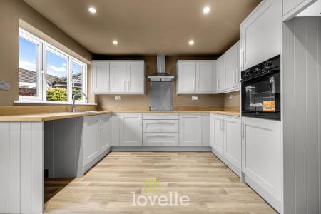 2 bedroom Detached bungalow for sale in Grainsby Avenue, Holton-le-Clay, DN36