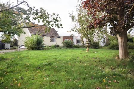 4 bedroom Semi-detached house for sale in Main Road, Utterby, LN11