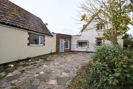 4 bedroom Semi-detached house for sale in Main Road, Utterby, LN11