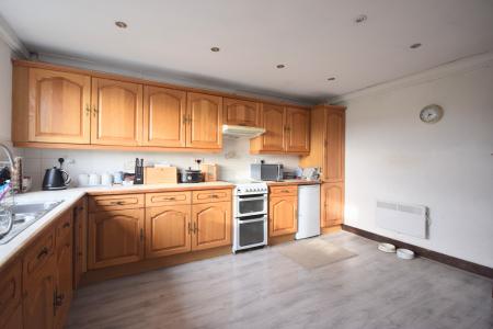 4 bedroom Semi-detached house for sale in Main Road, Utterby, LN11