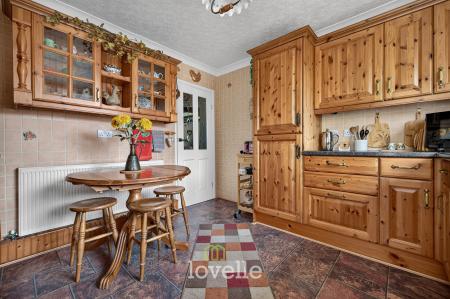 3 bedroom Detached bungalow for sale in Main Road, Hatcliffe, DN37