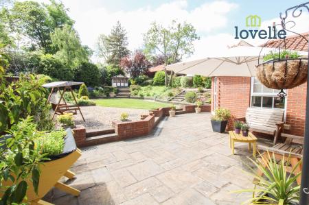 4 bedroom Detached house for sale in Old Main Road, Barnoldby Le Beck, DN37