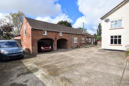 5 bedroom Detached house for sale in Wragholme Road, Grainthorpe, LN11