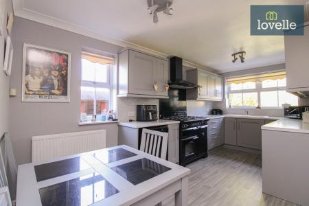 5 bedroom Detached house for sale in Yews Lane, Laceby, DN37