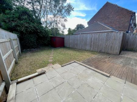 3 bedroom Semi-detached house to let in Holme Avenue, New Waltham, DN36