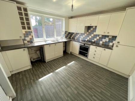 3 bedroom Semi-detached house to let in Holme Avenue, New Waltham, DN36