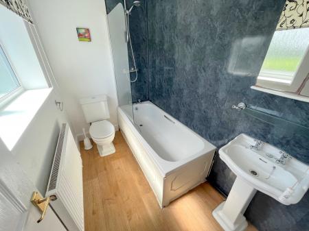 3 bedroom Semi-detached house to let in Holme Avenue, New Waltham, DN36