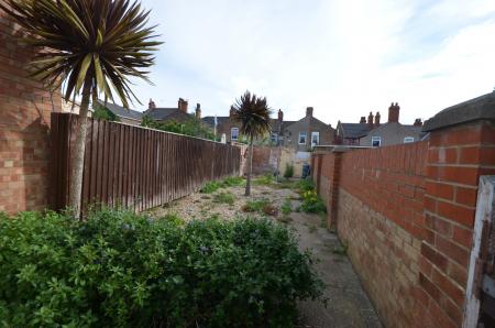 2 bedroom Terraced House to let in Whites Road, Cleethorpes, DN35