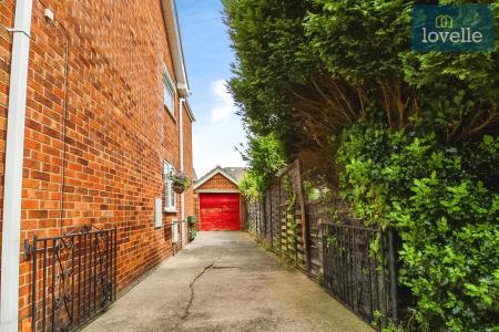 4 bedroom Detached house for sale in Abbey Drive West, Grimsby, DN32