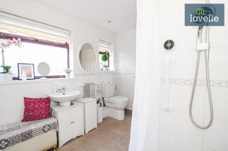 2 bedroom Bungalow for sale in Edinburgh Drive, Holton-le-Clay, DN36